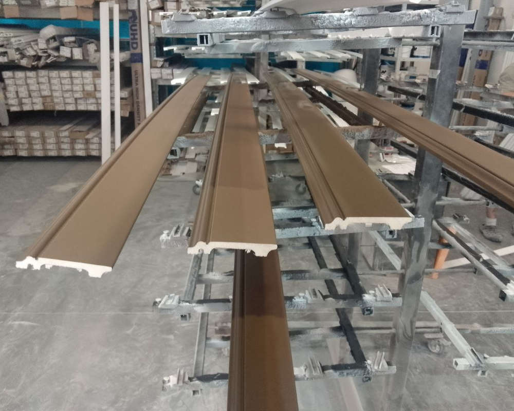 Плинтус ПОЛИСТИРОЛ HI WOOD B80C 80мм х 11мм х 2,0м. Окраска включена в стоимость