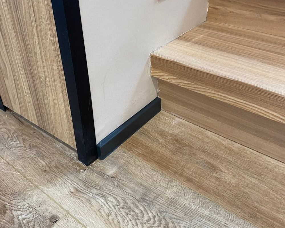 Плинтус ХДФ Dollken Cubu Flex Life 80мм х 2,5 м 0110 Черный