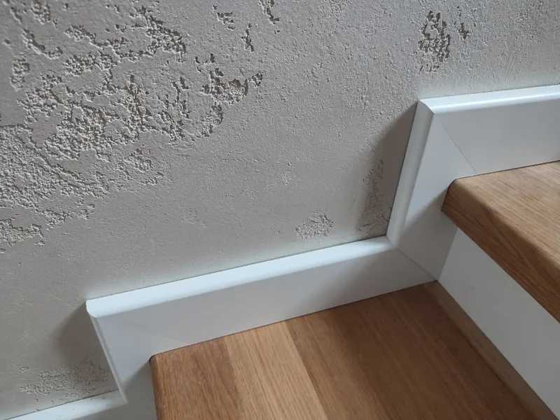 Плинтус кедр Стоунвуд. 60 60мм 2,35м Белый