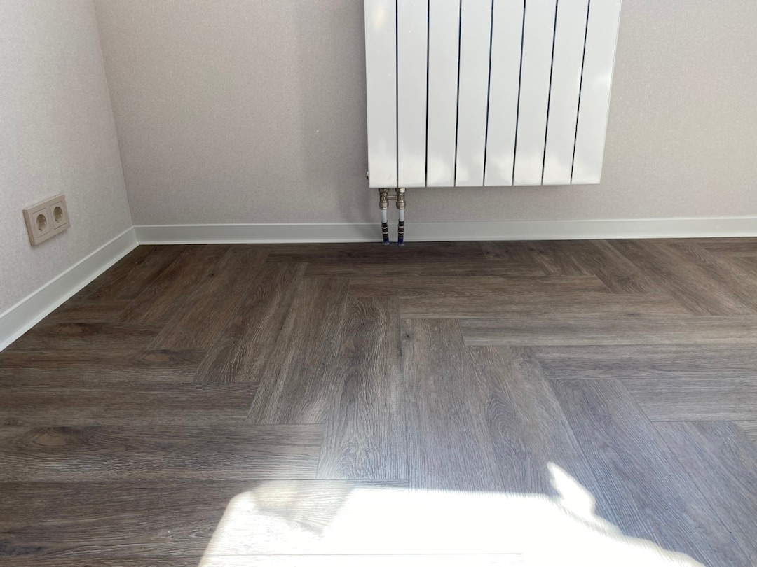 Плинтус ХДФ Dollken S100 100 мм х 2,575м 1248 Бело-серый