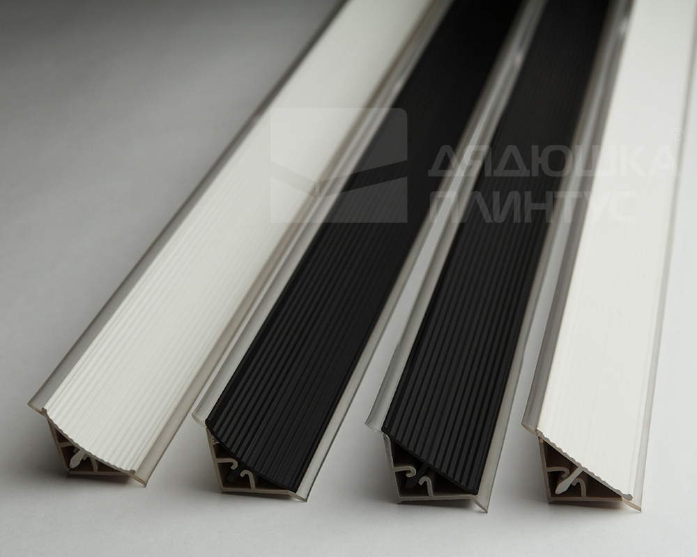 Плинтус для столешниц вогнутый рифленый ПВХ 25*25мм 3,05м. Серебро