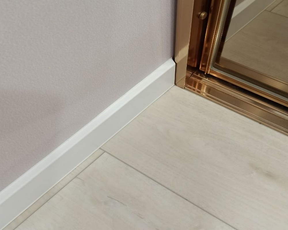 Плинтус ХДФ Dollken Cubu Flex Life 40мм х 11/13мм х 2,5 м 1013 (5012) Белый