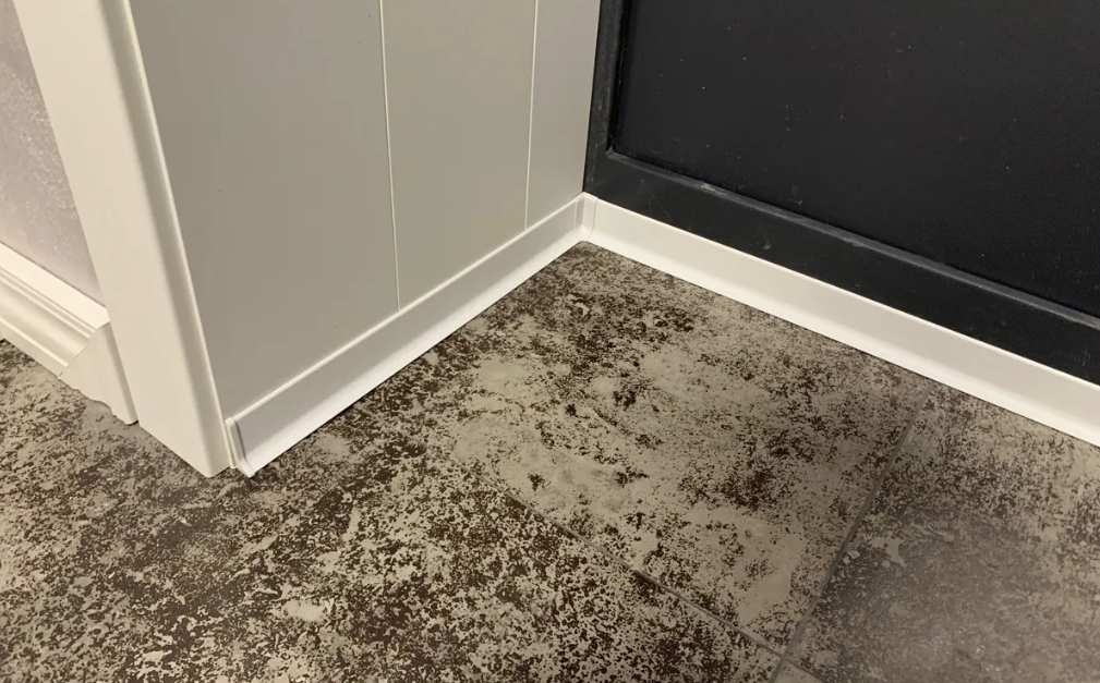 Алюминиевый плинтус AKBD60-SW 2,5м Муар белый