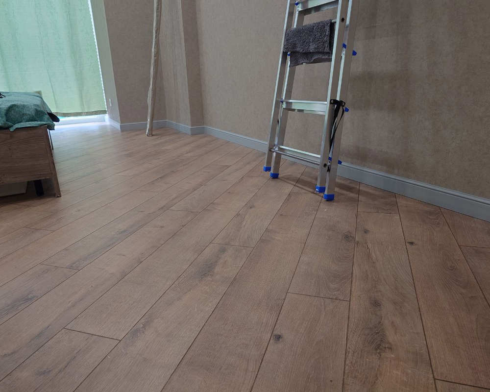 Плинтус из полистирола высокой плотности HI WOOD B80C 80мм х 11мм х 2,0м.