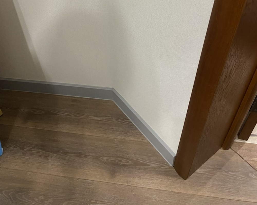 Плинтус ХДФ Dollken Cubu Flex Life 80мм х 2,5 м 1012 Светло-серый