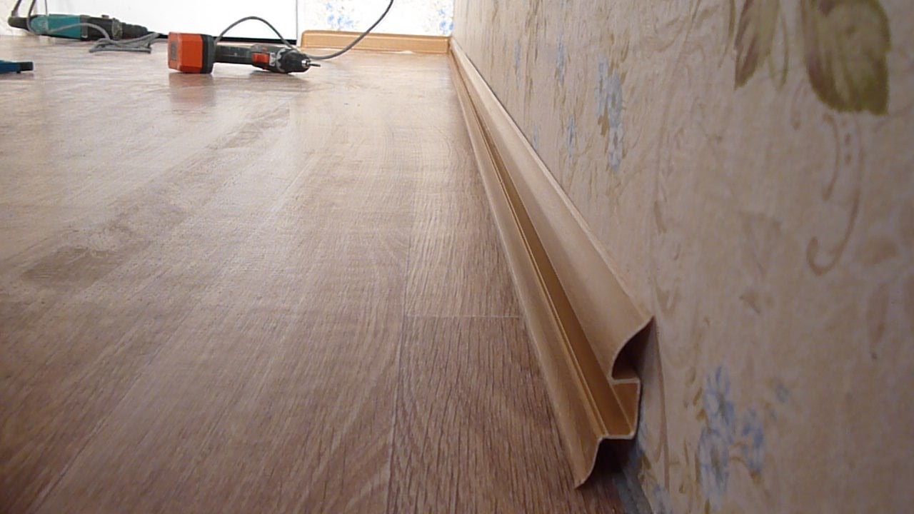 Плинтус ПВХ Волшебная палочка 58мм 2,2м 5811