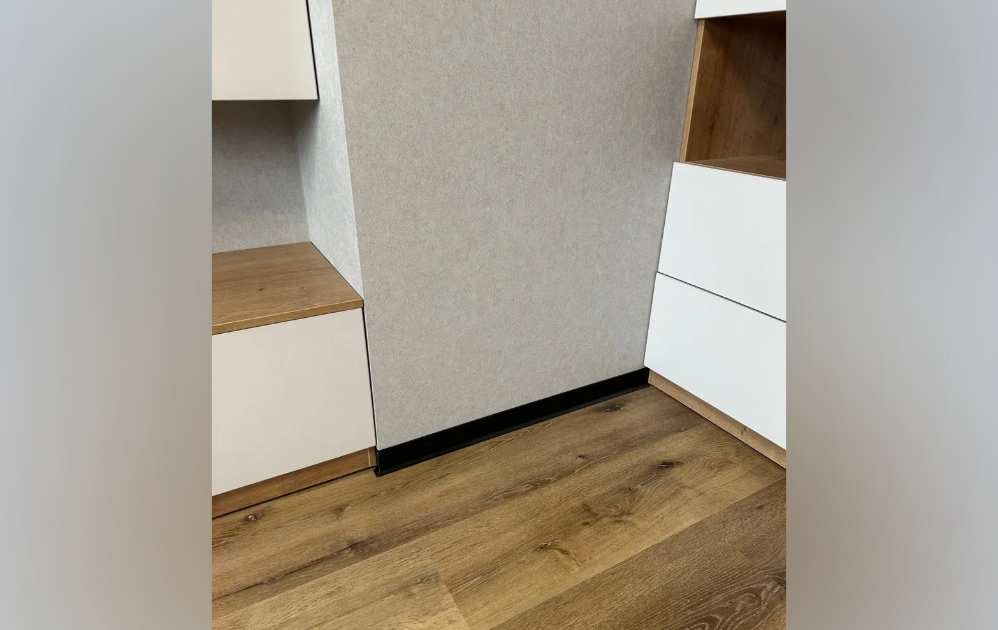 Алюминиевый плинтус AKBD60-SBL 2,5м Муар черный