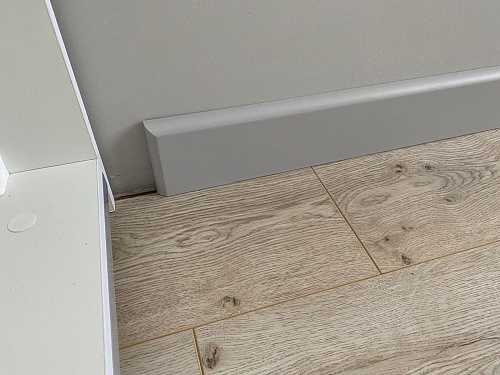 Плинтус МДФ Волшебная палочка 81402 81мм 2,4м. Окрашенная. NCS 2500N