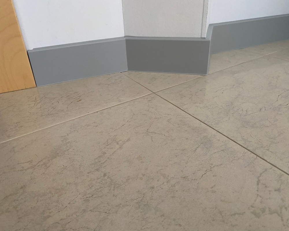 Плинтус ХДФ Dollken Cubu Flex Life 80мм х 2,5 м 1012 Светло-серый