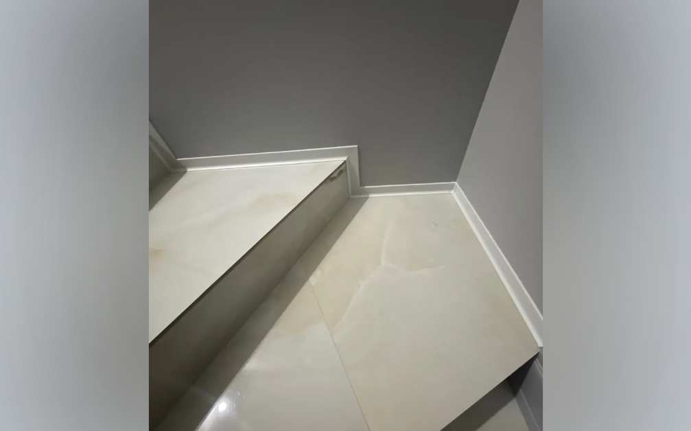 Плинтус алюминиевый Волшебная Палочка 80 мм 3,0 м Белый глянец