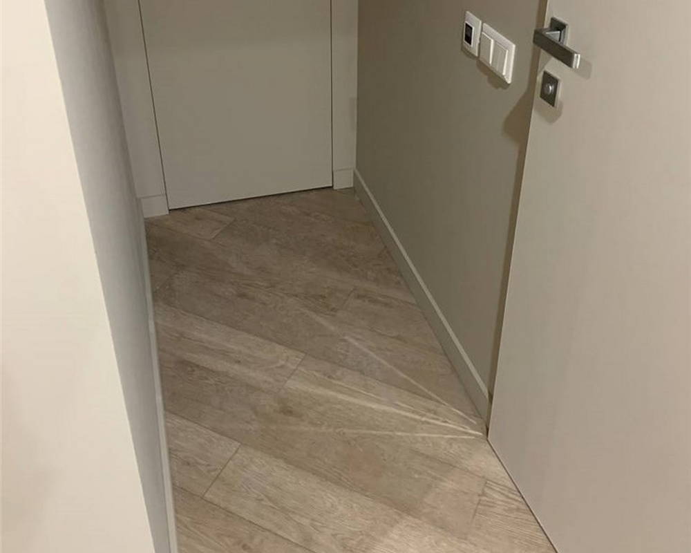 Плинтус из полистирола высокой плотности Волшебная Палочка. Окрашенная. 80мм 2м. RAL 9005