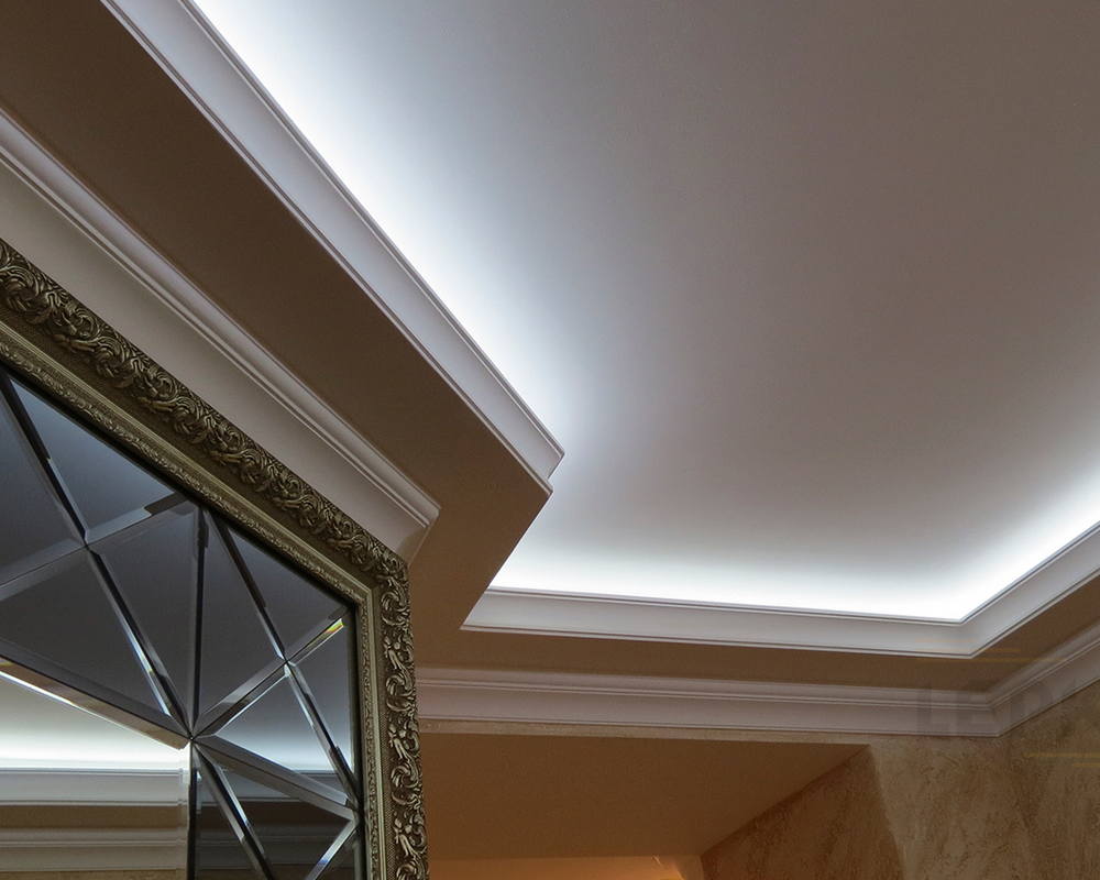 Молдинг из полистирола высокой плотности  HI WOOD LB32 под подсветку 32,5мм х 24мм х 2,0м.