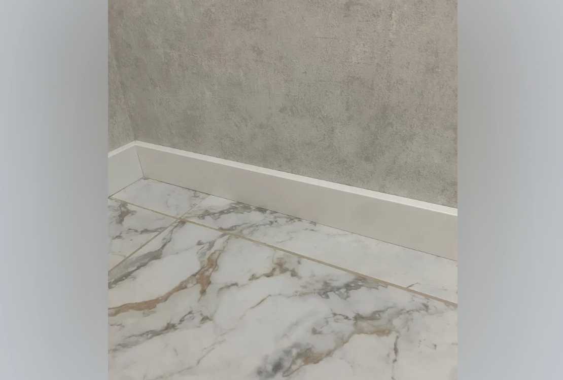 Плинтус МДФ Волшебная палочка 81402 81мм 2,4м. Окрашенная. NCS 1000N