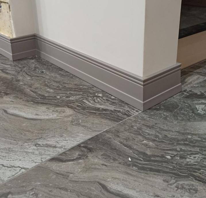 Плинтус из полистирола высокой плотности HI WOOD B95 94,5мм х 17мм х 2,0м.