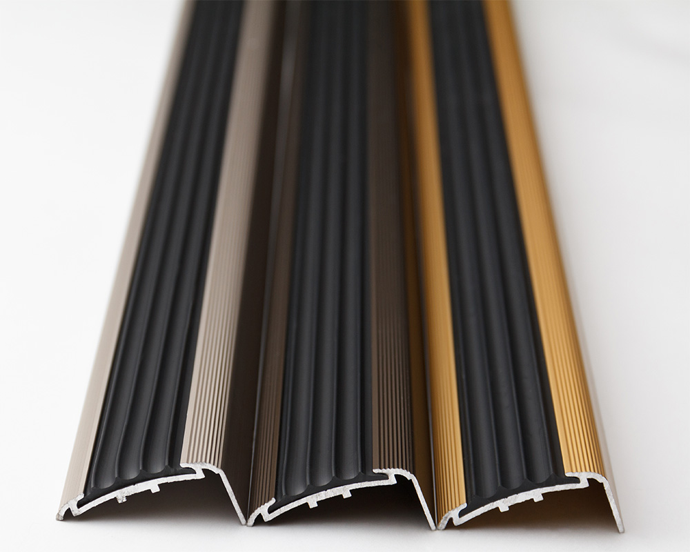 Порог угловой ПУ 71.2700.201лч Серебро