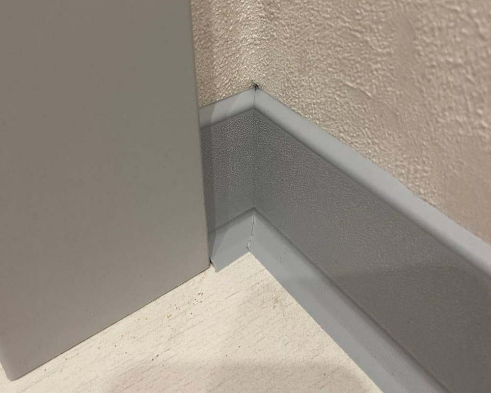 Плинтус ХДФ Dollken S100 100 мм х 2,575м 1202 Светло-серый