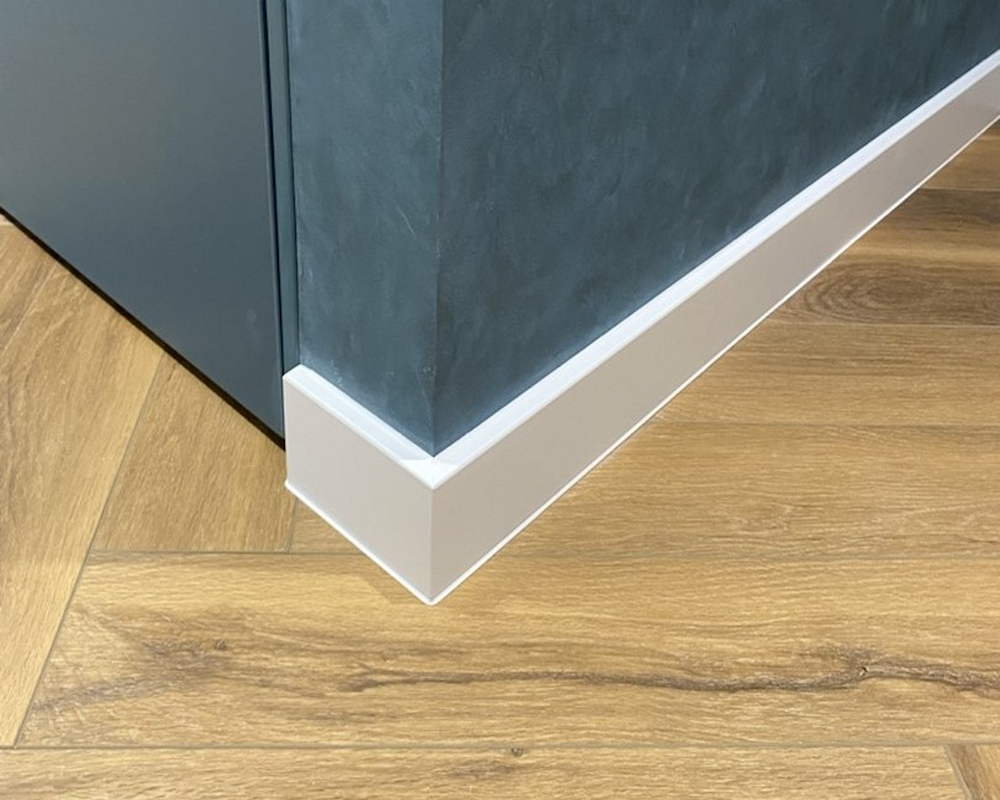 Плинтус ХДФ Dollken Cubu Flex Life 40мм х 11/13мм х 2,5 м 1013 (5012) Белый