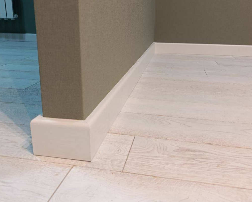 Плинтус кедр Стоунвуд. 60 60мм 2,35м Белый