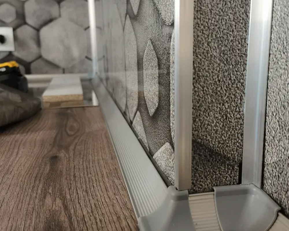 Плинтус для столешниц вогнутый рифленый ПВХ 25*25мм 3,05м. Серебро