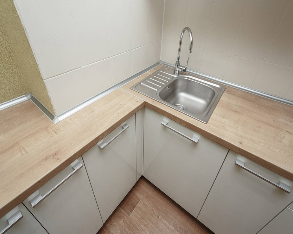 Алюминиевый плинтус для столешницы AP860 14х14х3,0 инокс /черный уплотн. (фур-ра 494-202) (8)