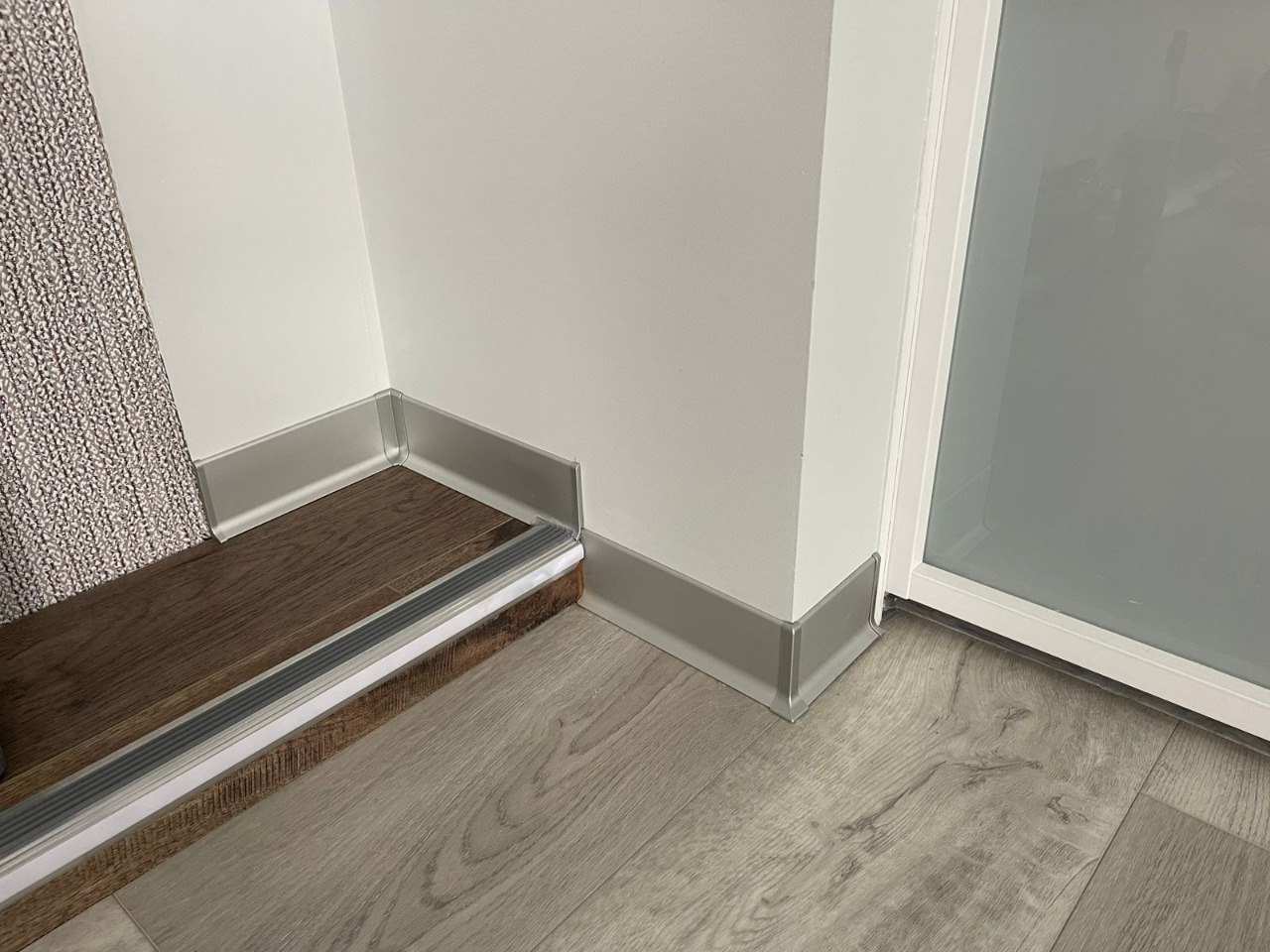 Алюминиевый плинтус AKBD100-MS 2,5м Серебро матовое