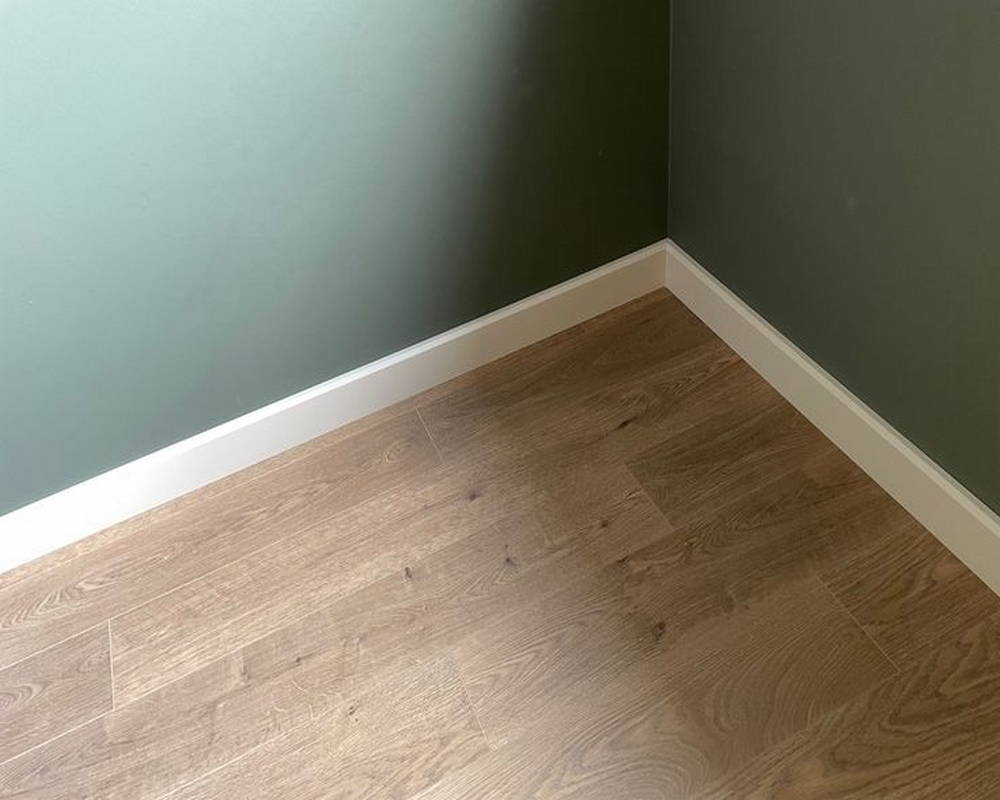 Плинтус ПОЛИСТИРОЛ HI WOOD B98V1 98мм х 19,5мм х 2,0м. Окраска включена в стоимость