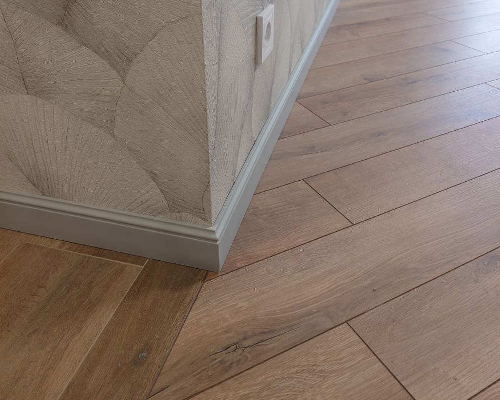 Плинтус из полистирола высокой плотности HI WOOD B80A 80мм х 12,5мм х 2,0м.