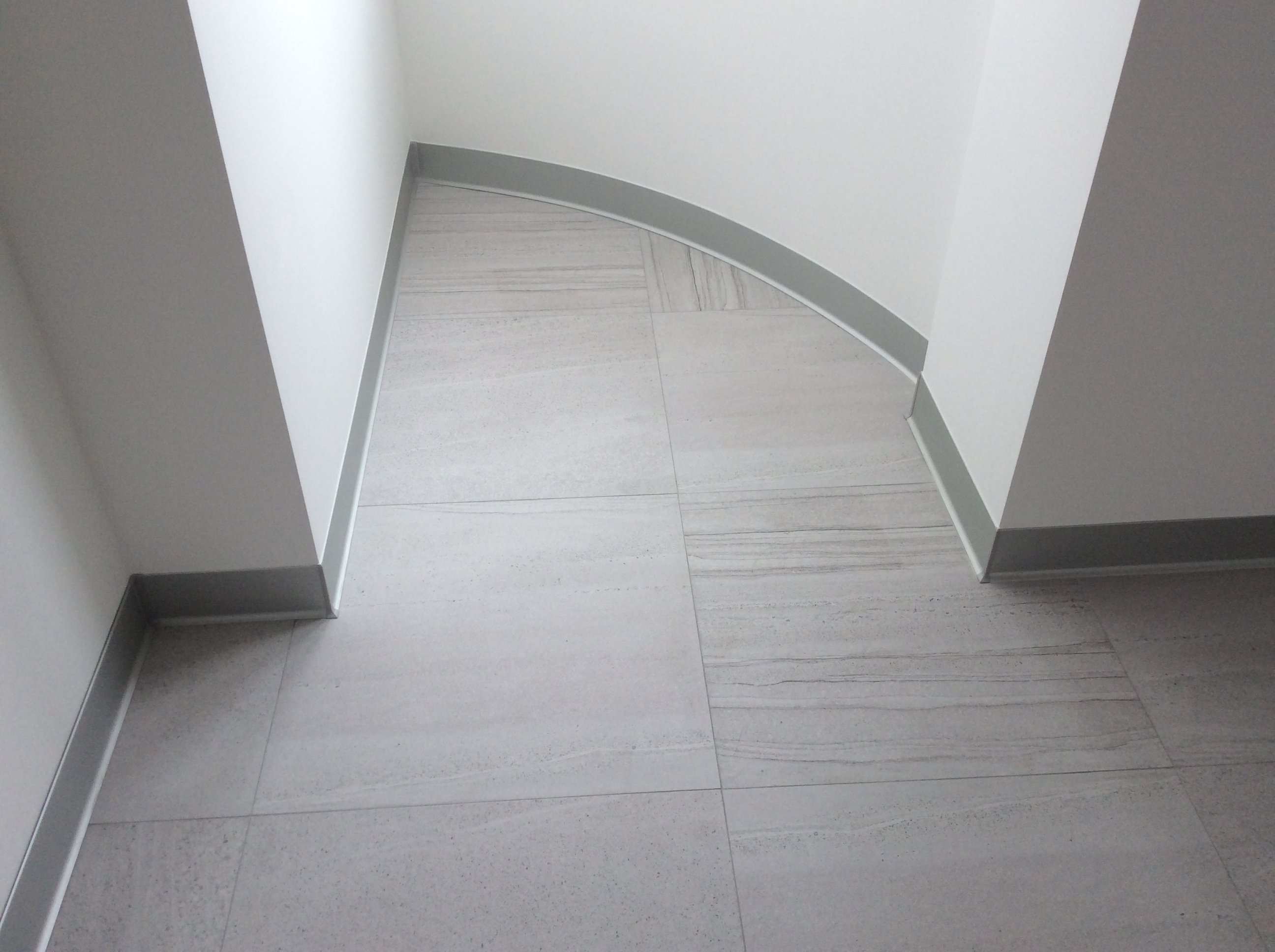 Плинтус алюминиевый Пл 100.2500.01лк Серебро