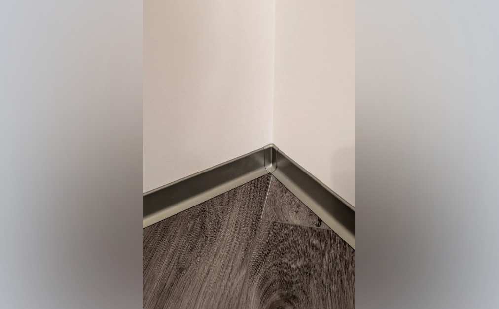 Плинтус алюминиевый Волшебная Палочка 100мм 3,0м Шампань матовая