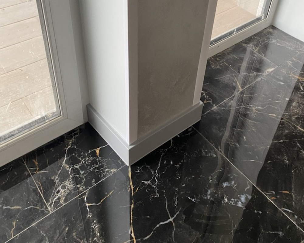 Плинтус ХДФ Dollken Cubu Flex Life 80мм х 2,5 м 1012 Светло-серый