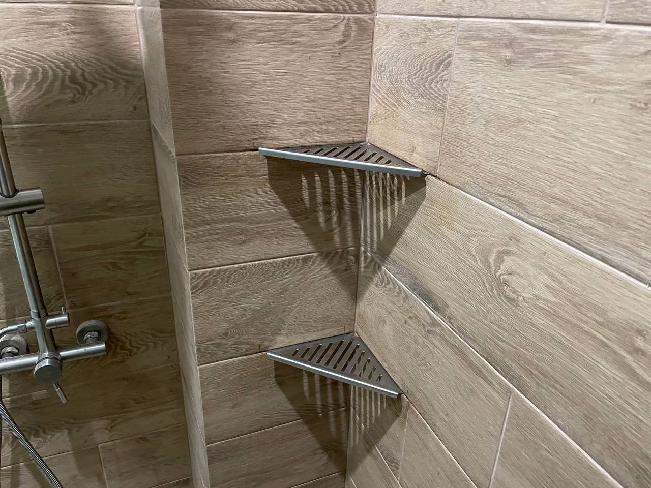 Полка для душа нержавеющая сталь "Дядюшка Плинтус" 50*160*270. Черный