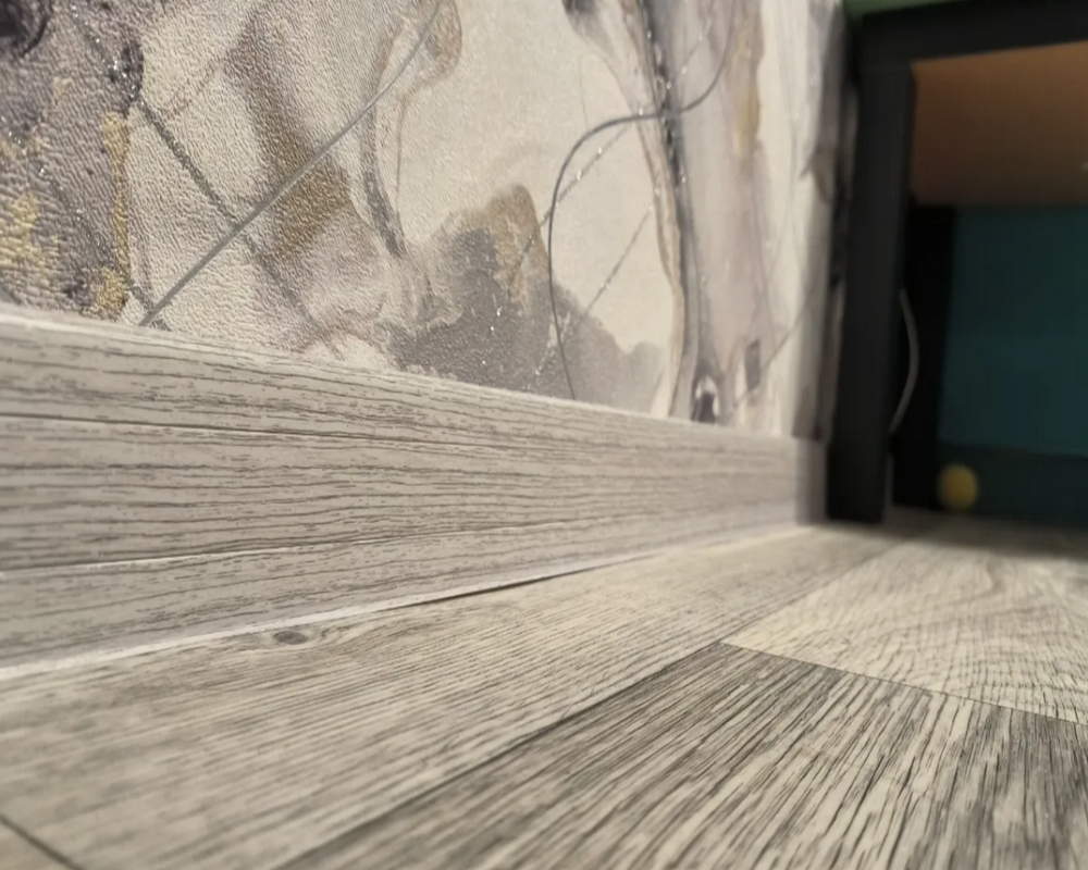 Плинтус ПВХ Salag Lima 72мм 2,5м. Белый гумпи