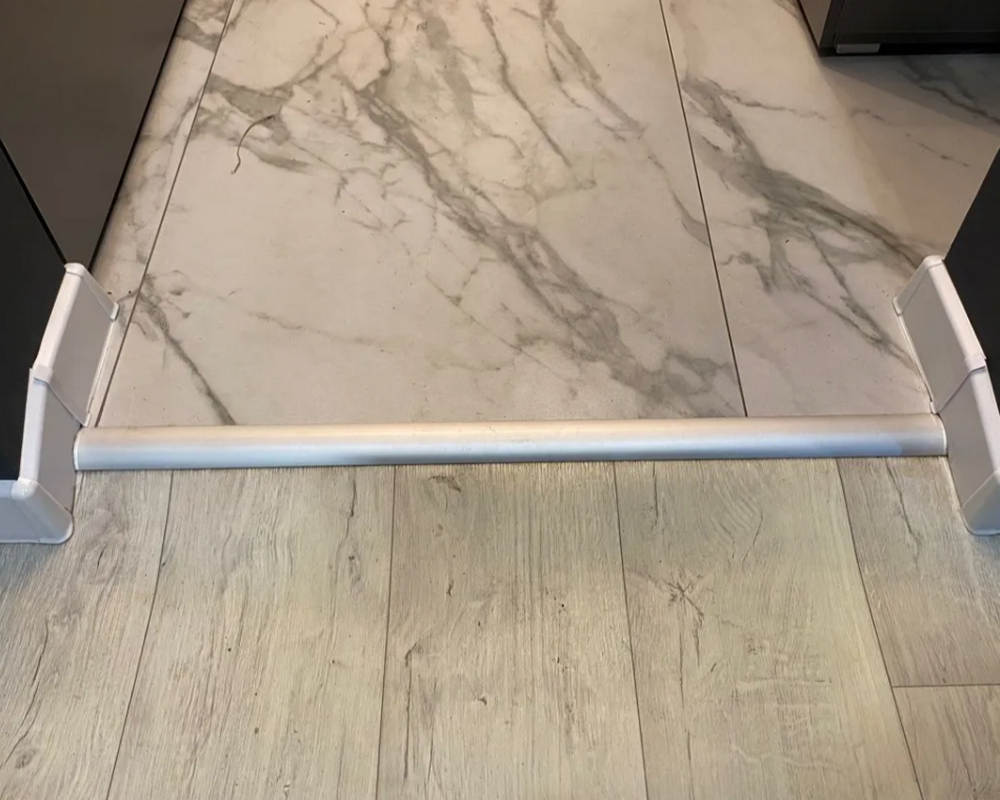 Порог одноуровневый ПС 04-3.900.01л Серебро