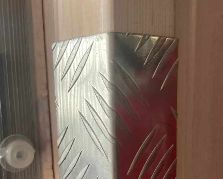 Угол рифлёный алюминиевый Укв 01.2000.500 40х20 мм